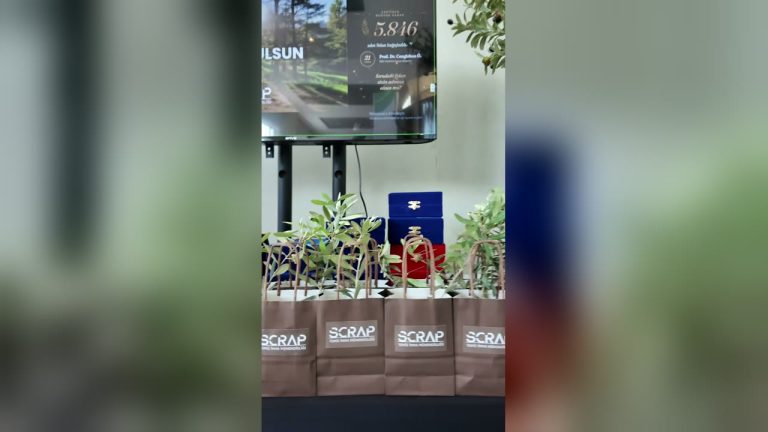 Scrap logolu çantalarda zeytin fidanları ve Geleceğe Nefes ekranı, Tıbbi Cihaz Yönetişim Zirvesi 2.0