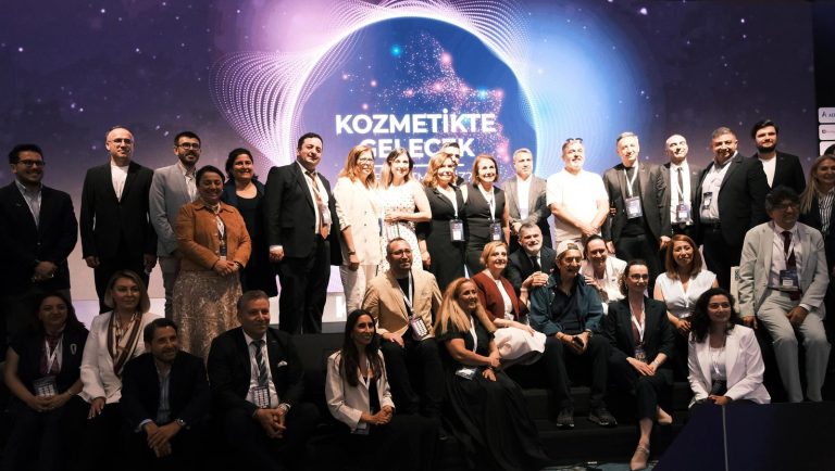 Speakers and participants gathered on stage in front of the Kozmetikte Gelecek screen at the Future in Cosmetics: What Should We Produce Summit.