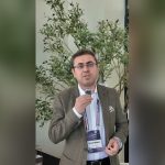 Tıbbi Cihaz Yönetişim Zirvesi 2.0'da Scrap'in Geleceğe Nefes standında zeytin ağaçlarının önünde konuşan İSEK Yönetim Kurulu Üyesi Uğur Mumay