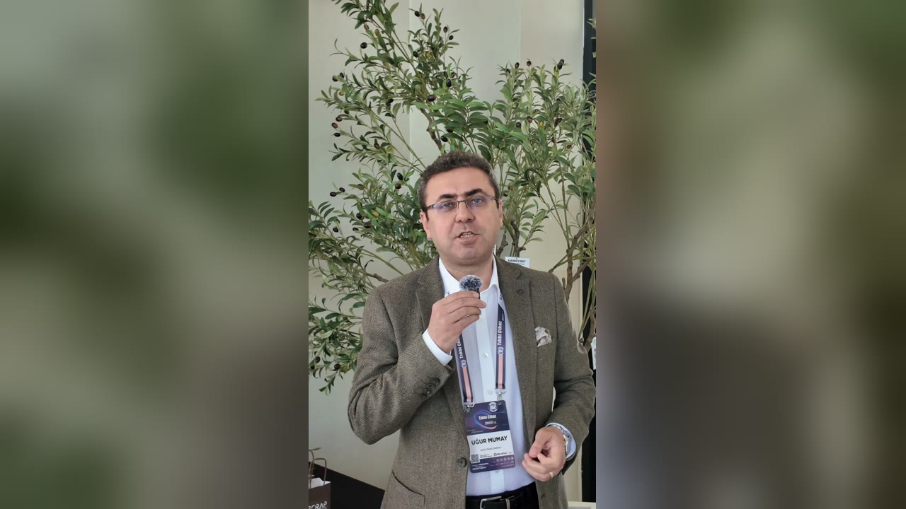 Tıbbi Cihaz Yönetişim Zirvesi 2.0'da Scrap'in Geleceğe Nefes standında zeytin ağaçlarının önünde konuşan İSEK Yönetim Kurulu Üyesi Uğur Mumay